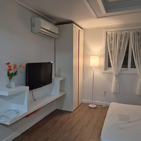 Small And Pretty House Near Busan Station, Pet-Friendly, Suitable For 2 People